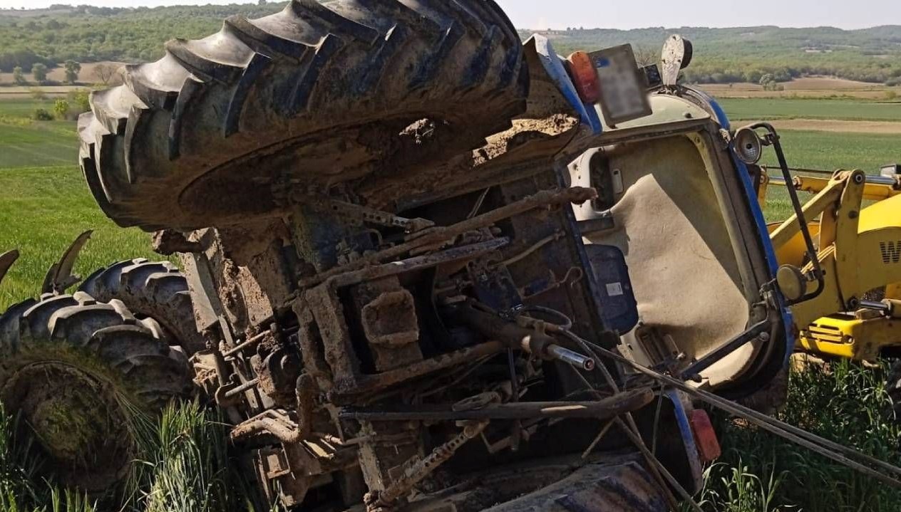 devrilen-traktorun-altinda-kaldi-hayatini-kaybetti-pcuPF3kc.jpg