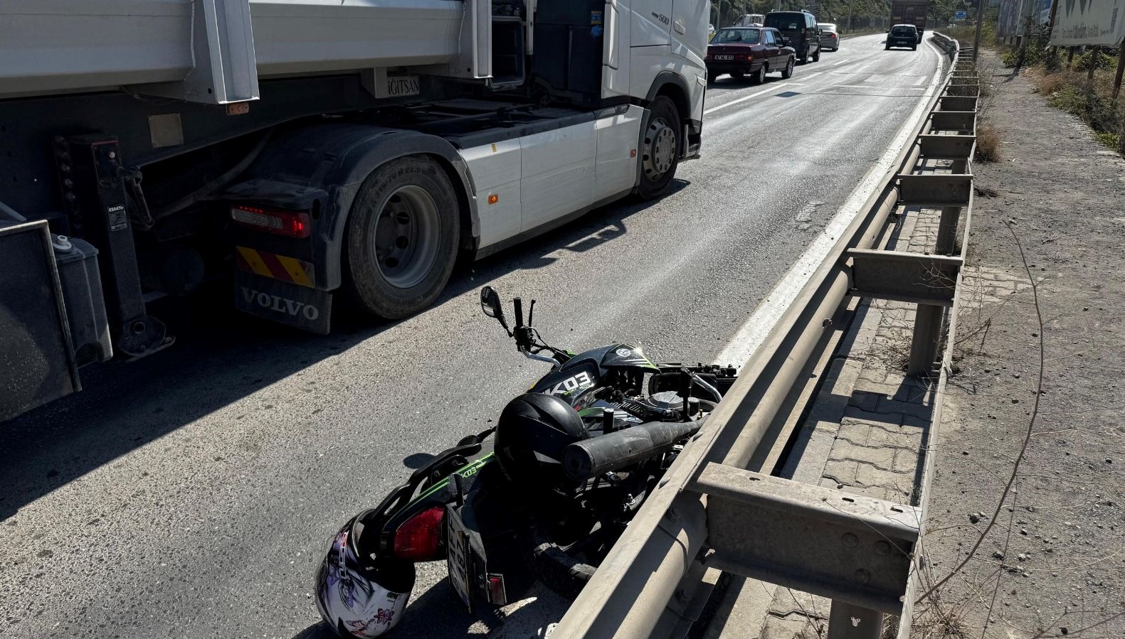 otomobil surucusu motosiklete carpip kacti acezBzEh