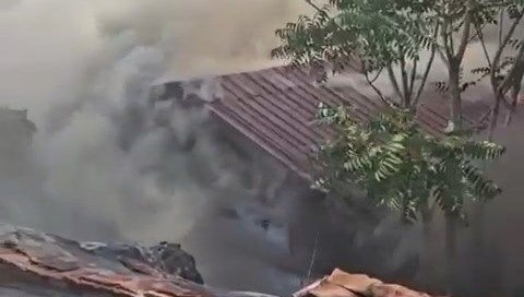 beyoglunda gecekondu alev alev yandi qHIZNwMR