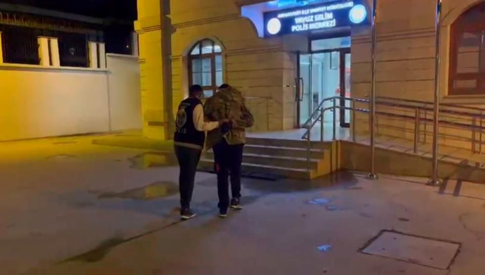 istanbulda genc kiza durakta taciz supheli yakalandi fDbuHpxc