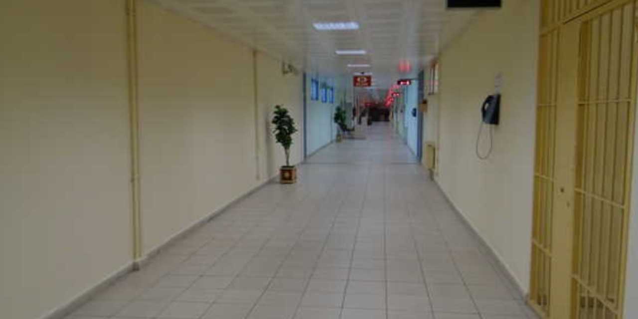 cezaevindeki acik goruste 4 yasindaki kizina saldirip duvara firlatti 8BLCPwvv.jpg