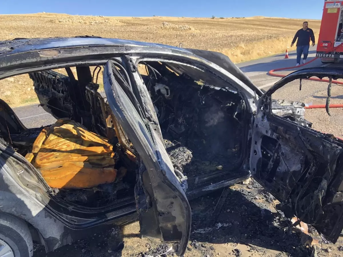 otomobil yolda alev aldi Y2Rv9Ywb.jpg