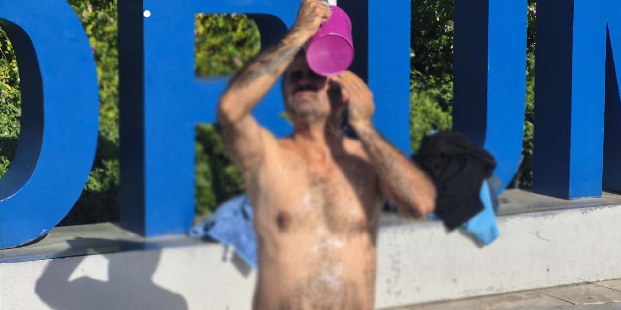 su kesintisine isyan etti kent meydaninda banyo yapti m8cOYK8d.jpg