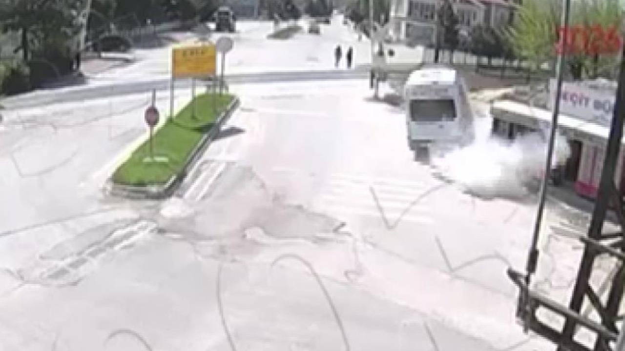 Kaldırıma Çarpan Minibüs, Durağı Yıkarken İki Genç Kız Saniyelere Kaldı