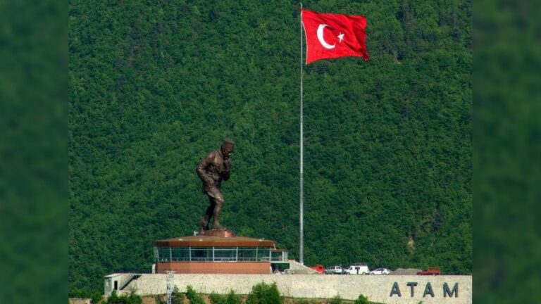 dunyanin-en-buyuk-ataturk-heykeli-artvinde-5e6ErO9r