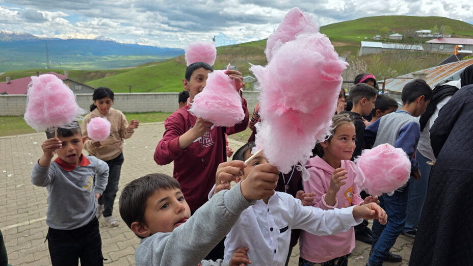 Muş’un Uzak Köylerinde Çocuklar İçin Bayram Coşkusu
