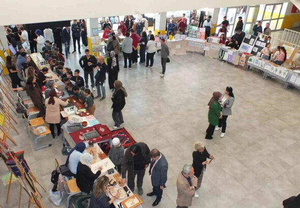 ogrencilerin-yil-sonu-sergisi-yogun-ilgi-gordu-RHUycRWf